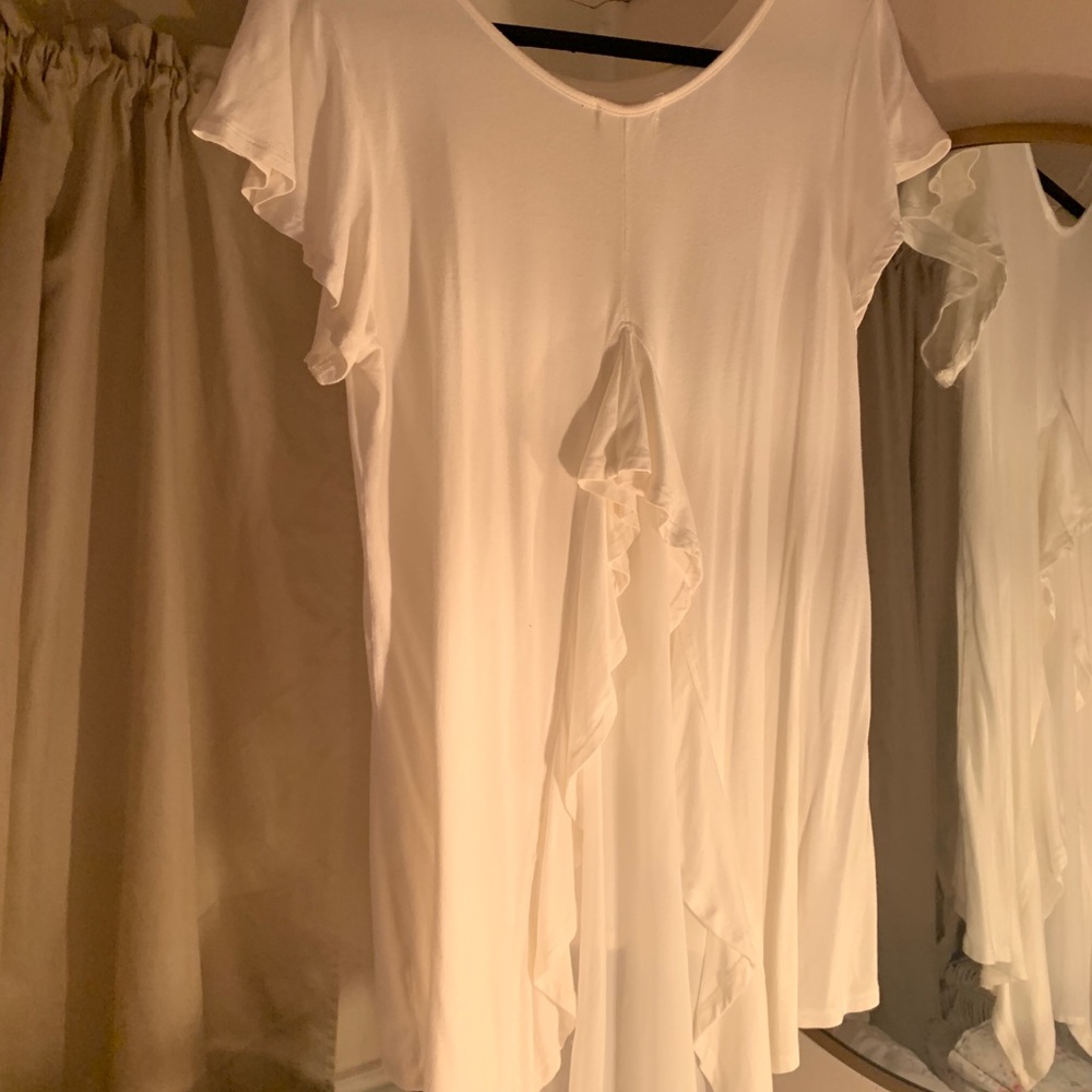 White Blouse with Ruffle Back Détail
